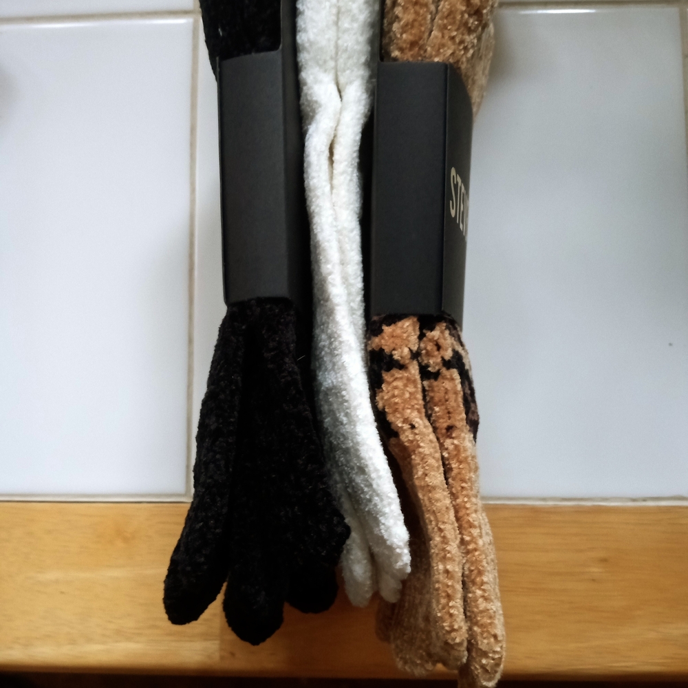 Steve Madden Black and Tan Gloves with Leopard Design - Picture 5 of 6